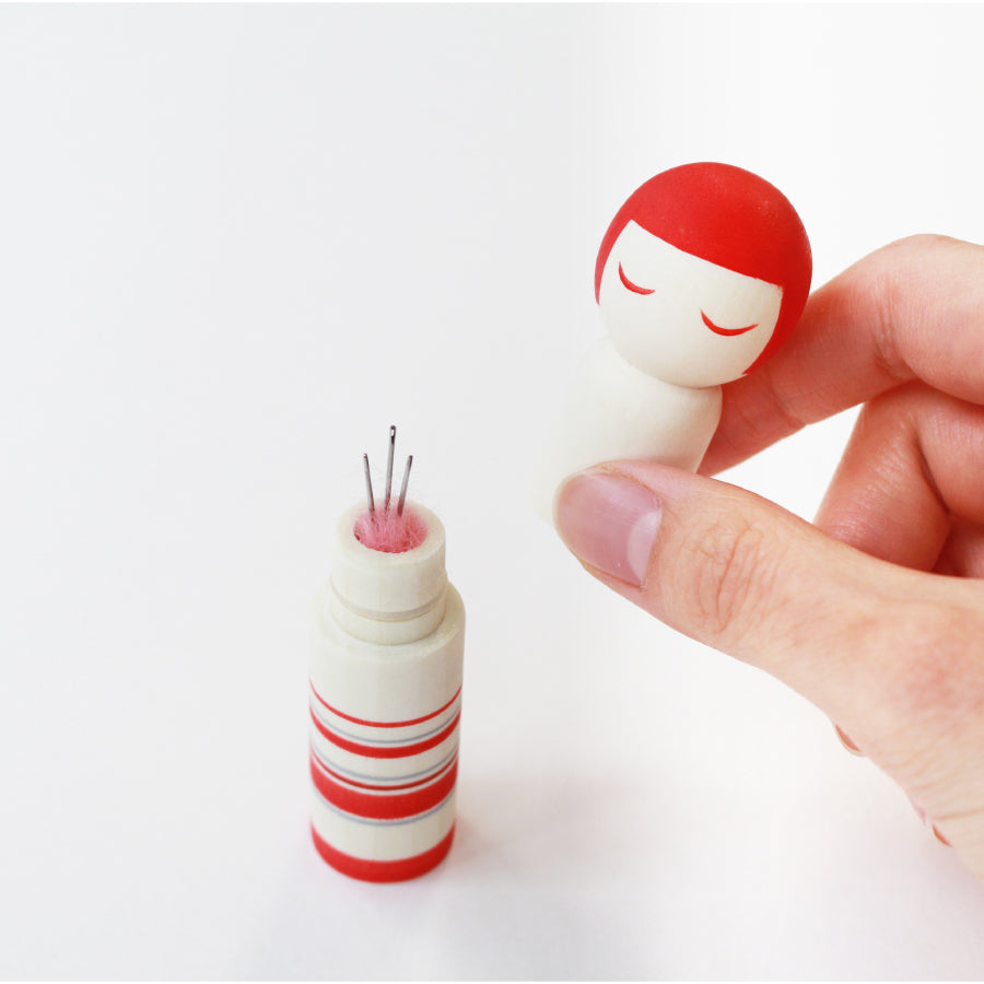 【数量限定・予約A:入荷2月下旬】こけしの針入れ あか（45-410）