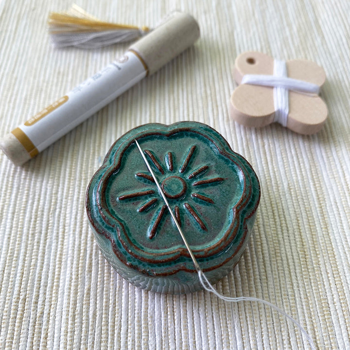 Awaji Kawara Magnetic Needle Rest with Needle Polisher